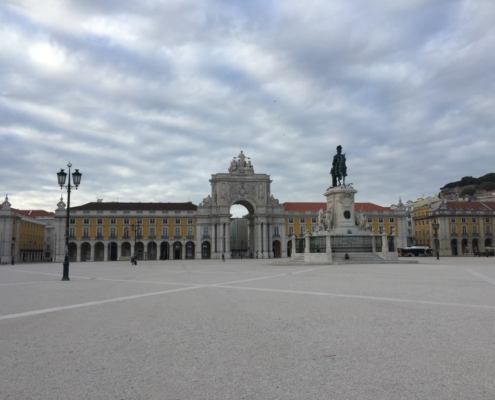 Clouds hanging over Lisbons deserted Praça de Commércio and its housing market. Spoiled by sunshine and rising values for many years, investors are starting to look at threats to the residential market. Will buyers stay away?